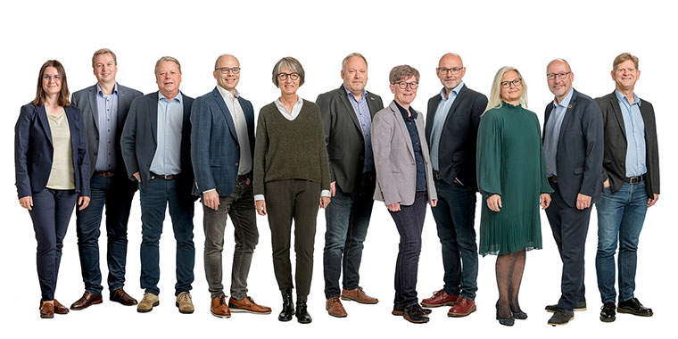 Fagchef Line Loldrup, Stabschef Jesper Lemming, Stabschef Thomas Andersen, Fagchef Niels Peter V. Lauridsen, Direktør Anette Ørbæk Andersen, Fagchef Kim Ulv Christensen, Fagchef Anne Trine Larsen, Fagchef Flemming Nielsen, Fagchef Anja Thoft Bach, Kommunaldirektør Jens Peter Hegelund Jensen og Direktør Flemming Juel-Nielsen Gruppebillede af den samlede ledelse i Ringkøbing Skjern Kommune incl. Direktionen